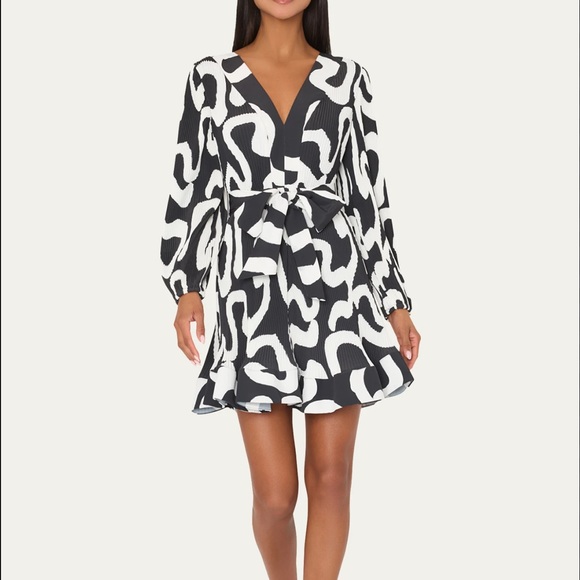 Milly Dresses & Skirts - NWT Milly LIV GEO PLEATED MINI DRESS black & White Size 12